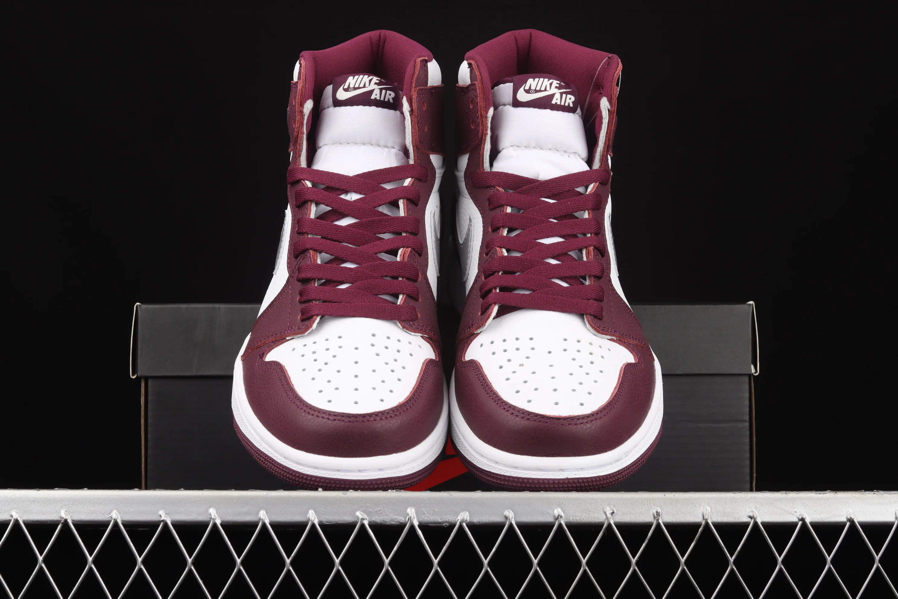 All categories Air Jordan Jordan series basketball shoes Air Jordan 1 High L version Air Jordan 1 Retro High OG "Bordeaux" AJ1 Joe 1 Bordeaux Burgundy high-top basketball shoes 555088-611